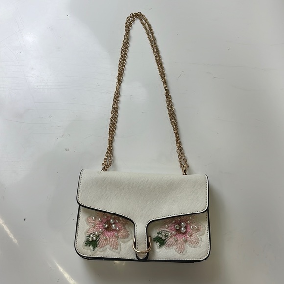 Yoki Handbags - White shoulder bag with chain and embroidered pink flowers and pearls A13-2